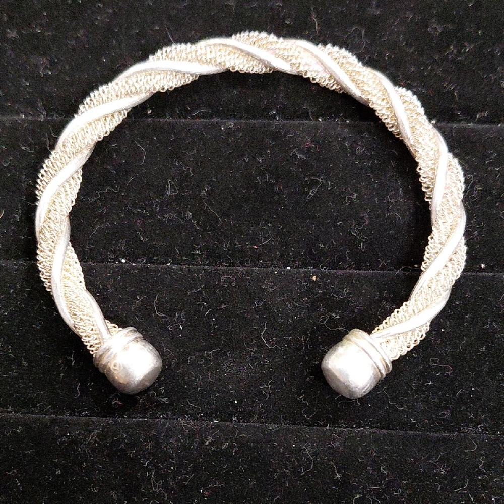 Chic Sterling Silver Twisted/Braided .925 Bracelet. 19.6 grams total weight...